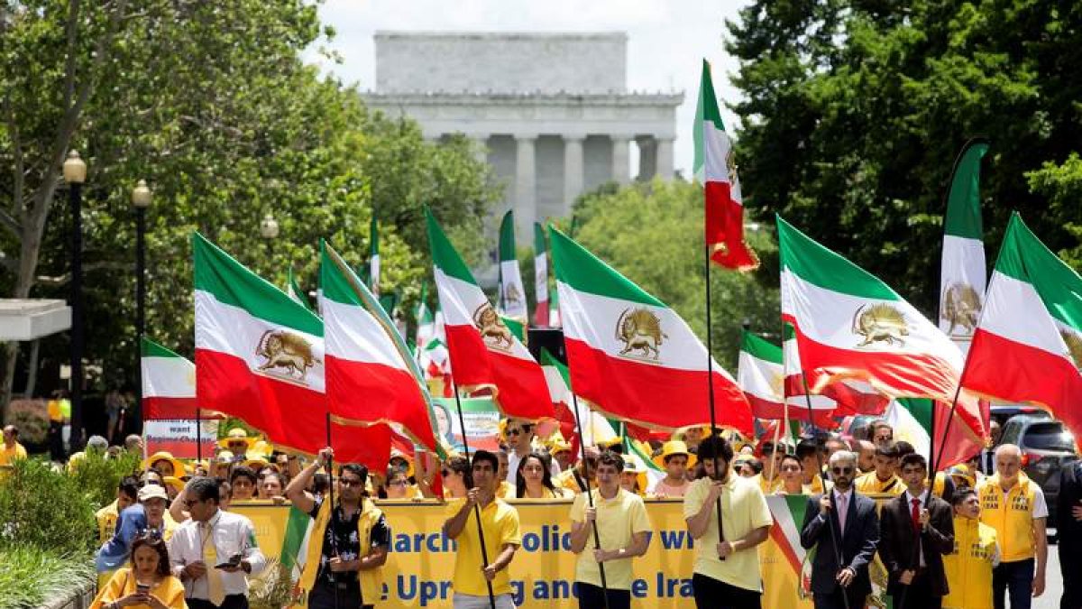 Cientos de iraníes asisten a una marcha para pedir un cambio de gobierno en su país. MICHAEL REYNOLDS