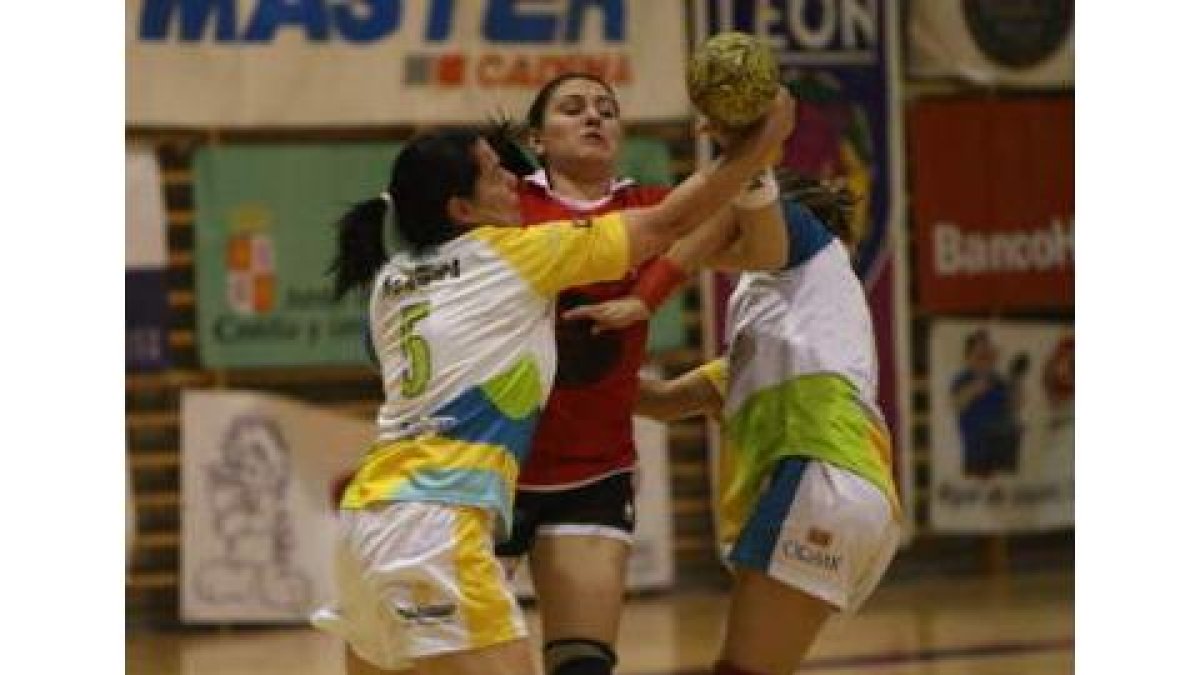 La afición leonesa apoyó al Reale Ademar en la cancha del Granollers