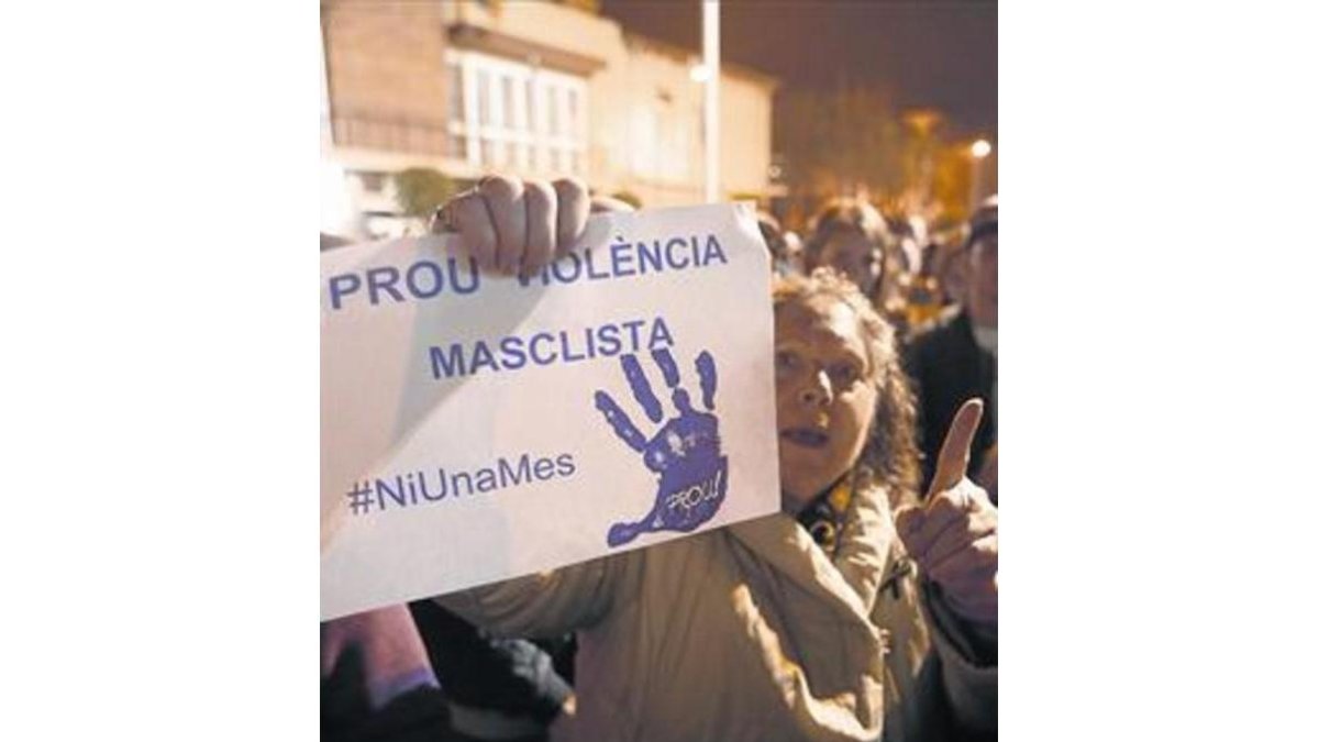 Concentración de vecinos de Santa Perpètua de Mogoda contra la violencia machista.