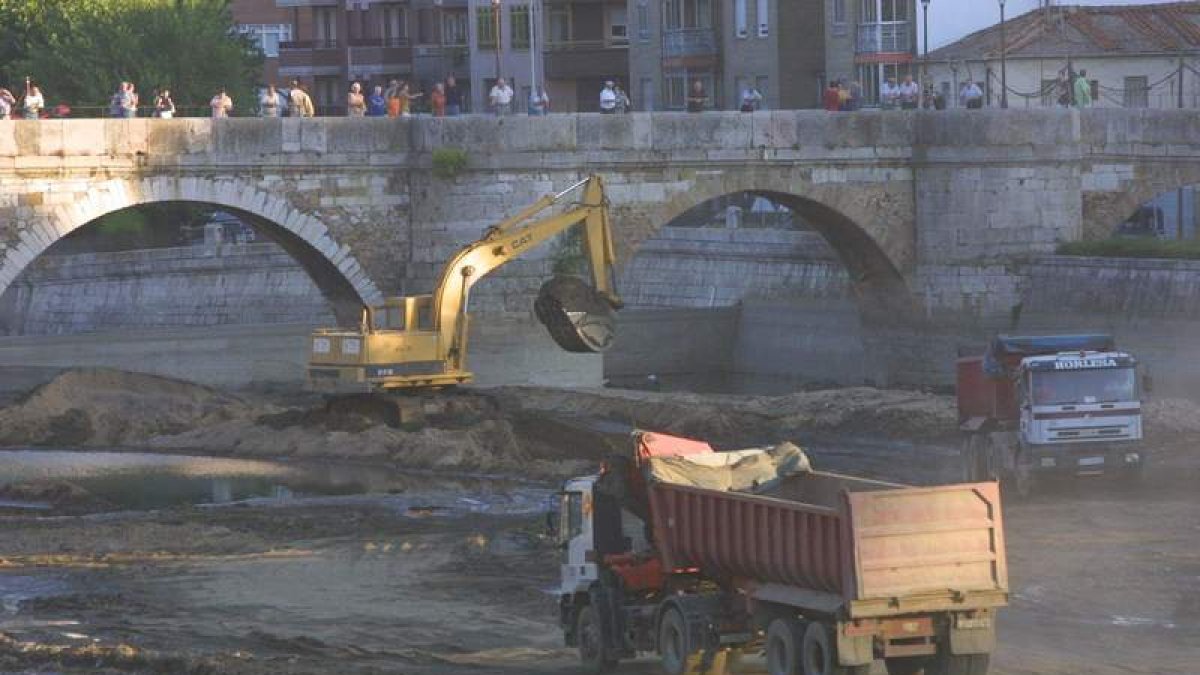 Las últimas obras de drenaje en el Bernesga datan de 2001.