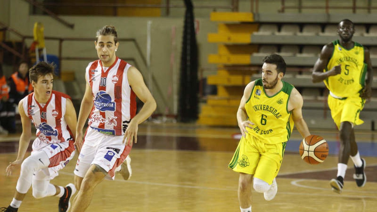 Daniel Sanz conduce el balón. FERNANDO OTERO