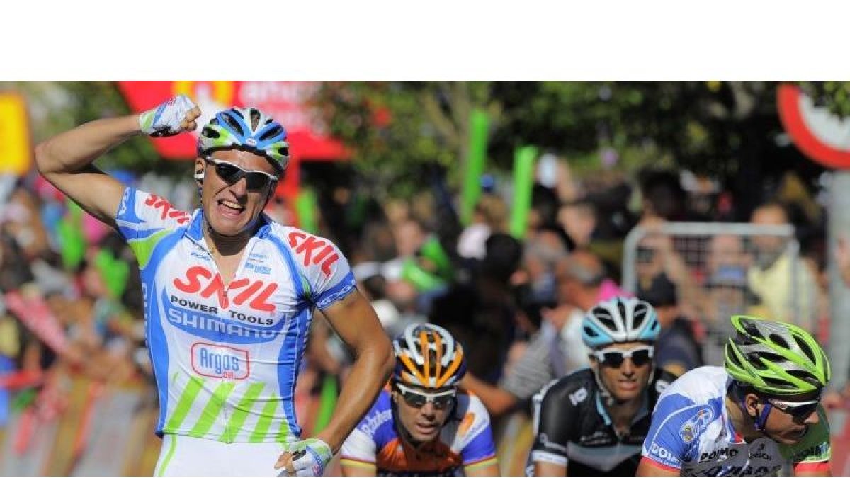 Marcel Kittel celebra su victoria en la meta de la etapa de hoy.