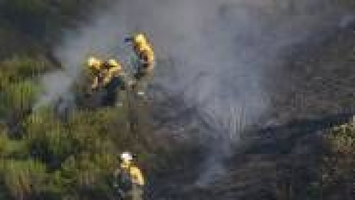 Las brigadas contra incendios trabajan ayer en Cabrillanes
