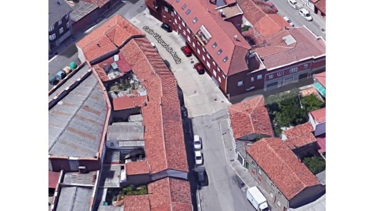 La calle Vázquez de Acuña, donde fue atropellado un hombre de 84 años que iba con andador. GOOGLE MAPS