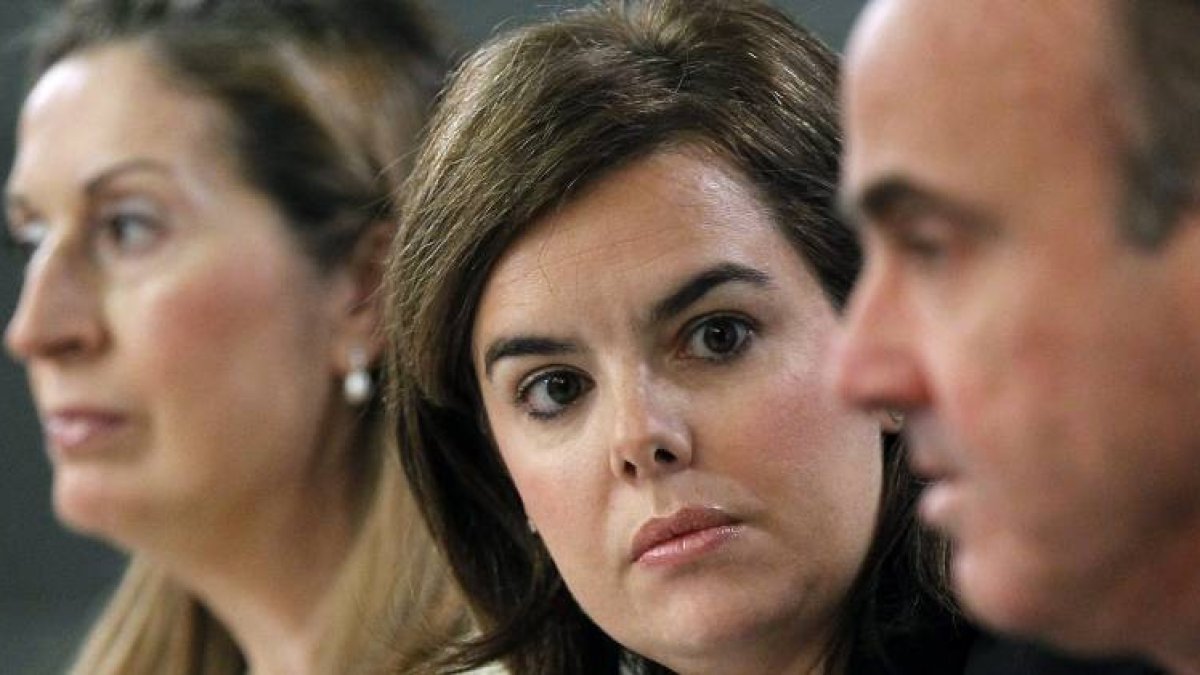 La ministra Santamaría, y los ministros Luis de Guindos y Ana Pastor.