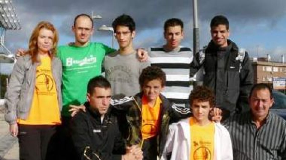 Arcilla con el equipo de marchadores con el que acudió a la prueba de Guadix.