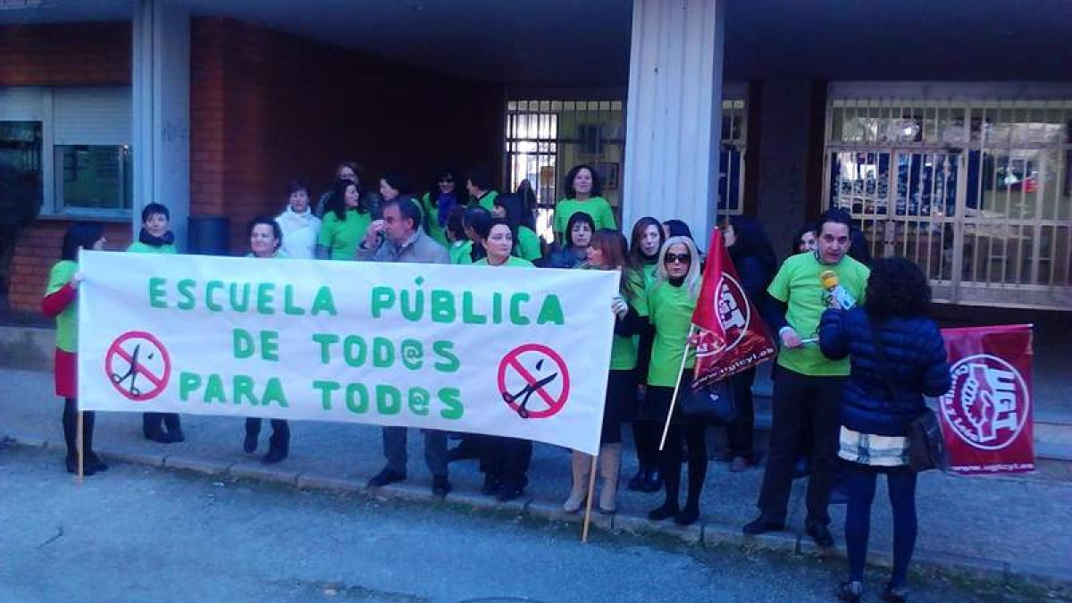Los profesores y representantes de la UGT, ayer por la mañana ante el colegio Peñalba.