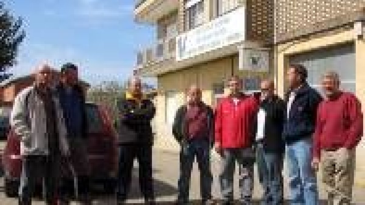 El grupo de vocales que presentó el escrito pidiendo la renuncia de Medina ayer en la comunidad