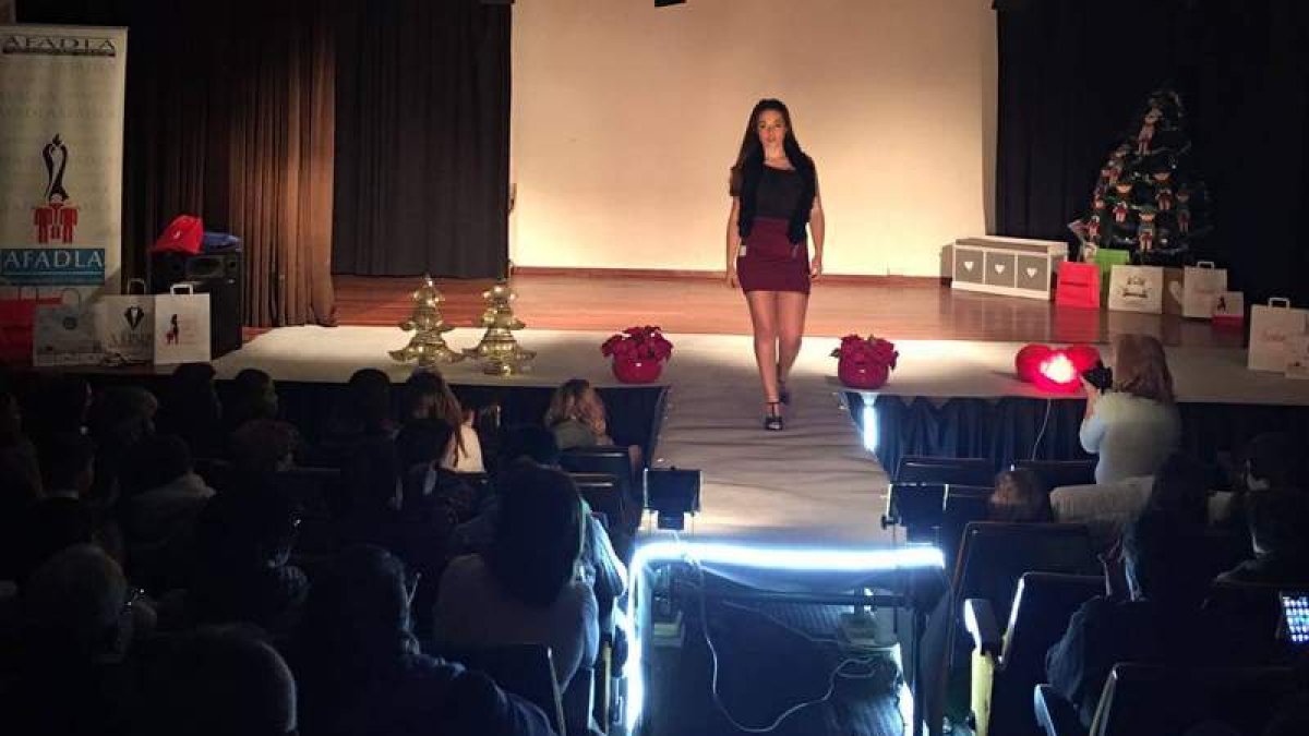 Una de las modelos inicia su recorrido ante el público. ARAUJO