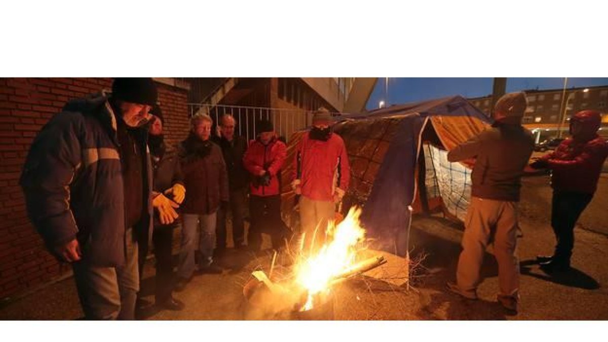 Empleados de Antibióticos en la acampada que ya lleva dos semanas ante la fábrica.