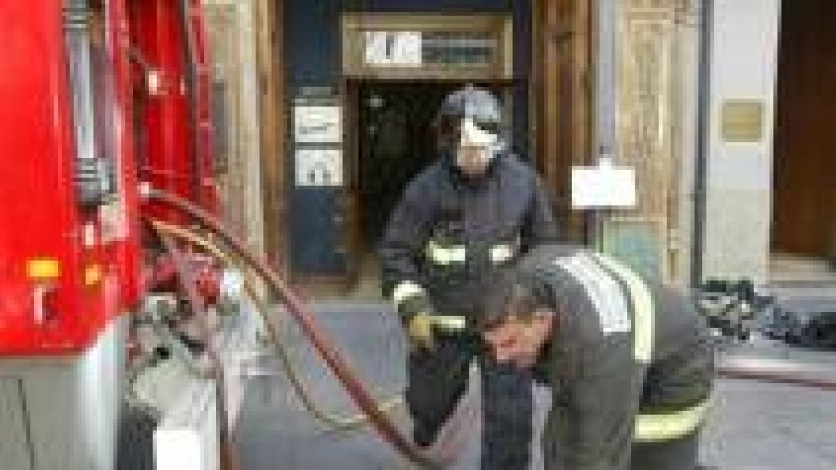 Dos dotaciones de bomberos intervinieron en el incendio del Zuloaga, provocado por una freidora