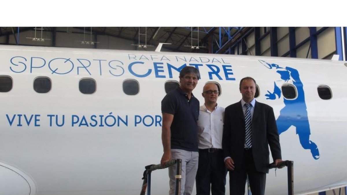 Toni Nadal posa junto a Richard Clark, director comercial de Air Europa, y Victor Barreira, CEO del Rafa Nadal Sports Centre.