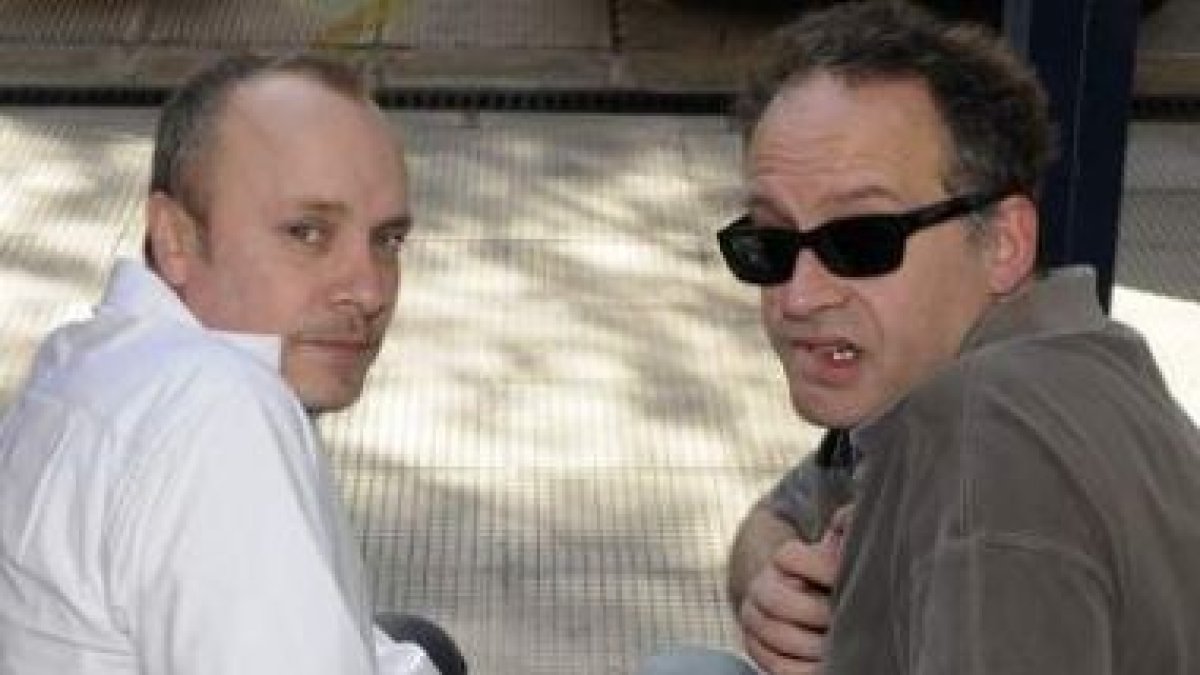 Arriba, Javier Fernández Soto y Julián Hernández, integrantes de Siniestro Total. Debajo, Lorenzo Mo