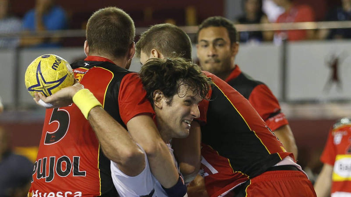 Gonzalo Carou, ante el Huesca, en el primer partido del curso.