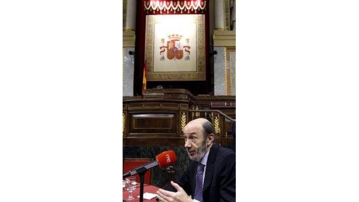 Rubalcaba fue entrevistado por RNE en el Congreso.