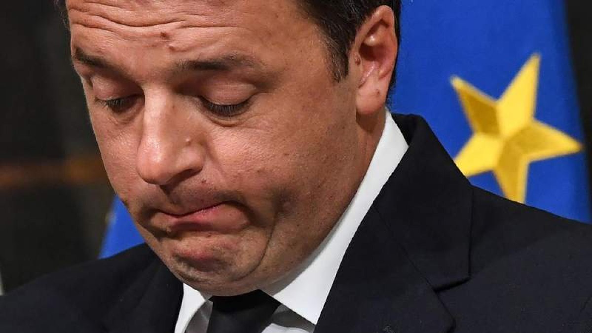 Tras reunirse con el presidente de la República y el Consejo de Ministro, Renzi congela su decisión. ALESSANDRO DI MEO