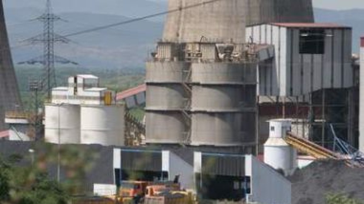 Instalaciones del parque de carbones de Compostilla, cerrado al mineral autóctono.