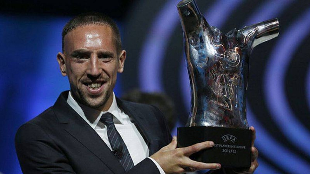 Ribéry, con el trofeo que lo acredita como mejor jugador de Europa de la temporada pasada.