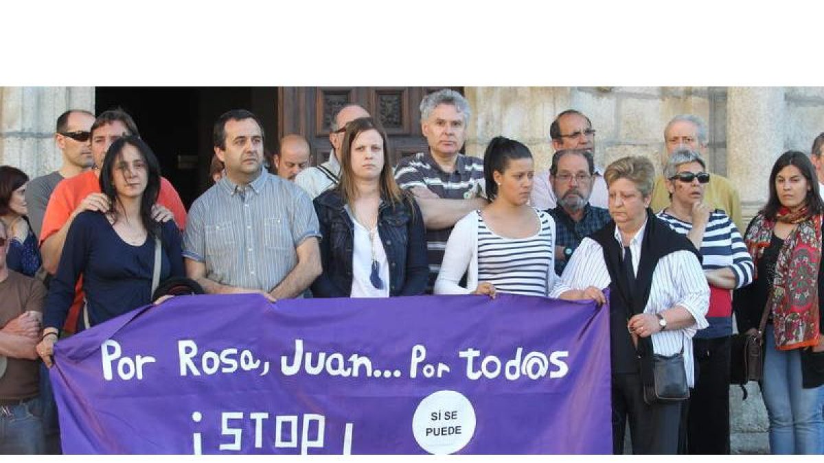 La madre y hermanas de Juan Padilla sostienen la pancarta en las esquinas. En el centro Ursicino Sánchez y Sara Canosa, de CC.OO.