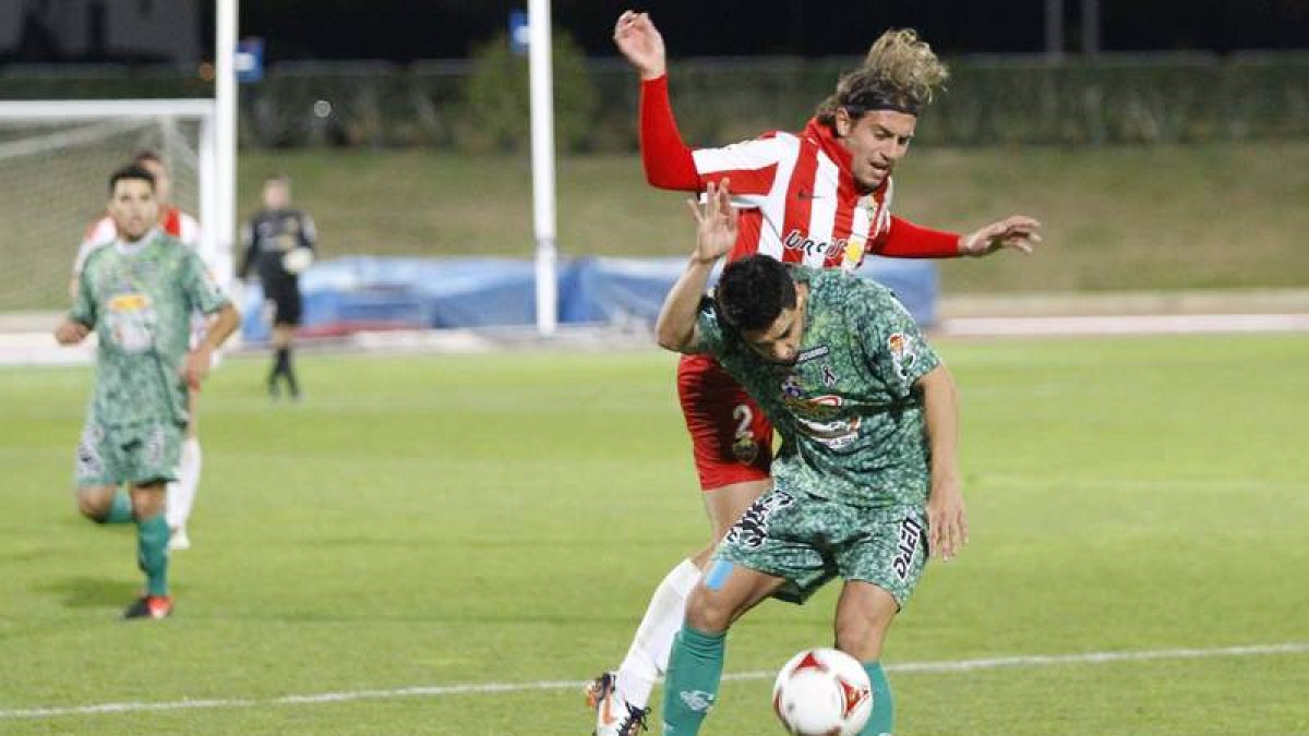 José Antonio, de rojiblanco, corta el avance de un jugador de La Hoya de Lorca.