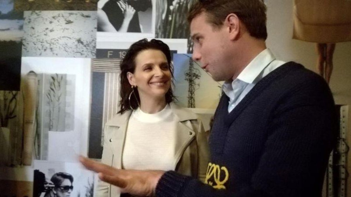 La actriz Juliette Binoche y Johattan W. Ardenson, director creativo de Loewe.