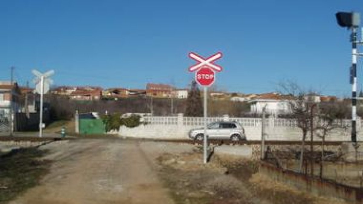 Uno de los tres pasos a nivel que Feve cerrará en Villasinta tras construir una carretera de servici