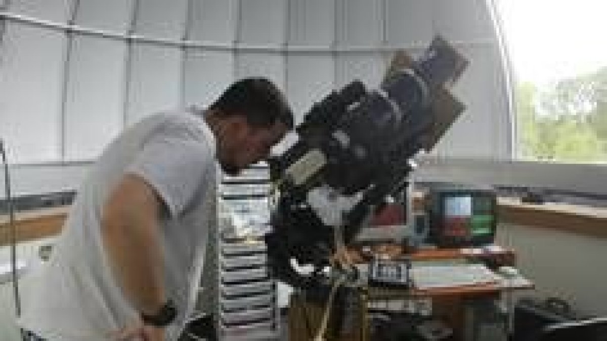 Un astrónomo leonés ultimaba ayer por la tarde los preparativos del observatorio Pedro Duque