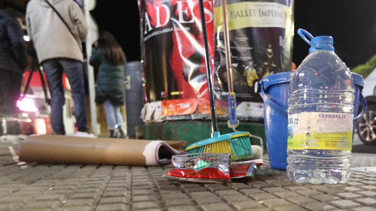 La cola y las escobillas ya están preparadas para la gran pegada de carteles en León. RAMIRO