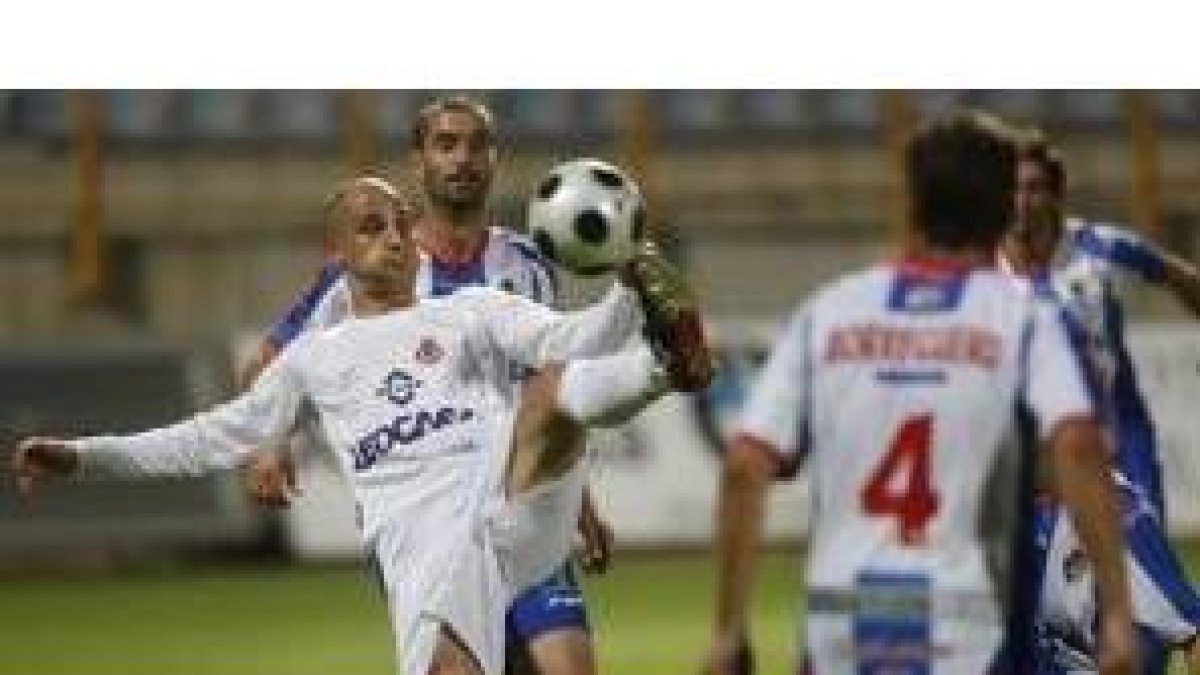 Chema Mato disputa un balón ante Bornes en el último derbi