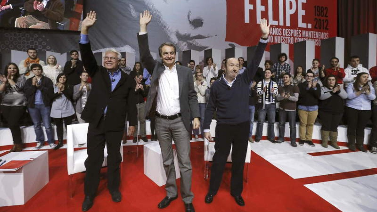 Felipe González, Zapatero y Rubalcaba saludan en el homenaje por el 30 aniversario de la llegada al Gobierno de González.