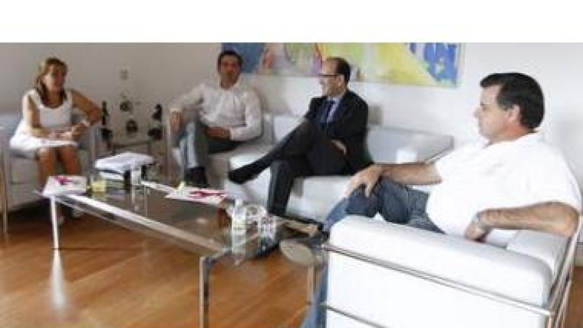 Isabel Carrasco, Nicanor Sen, José Manuel Jiménez y García Bayón en la reunión en el nuevo despacho