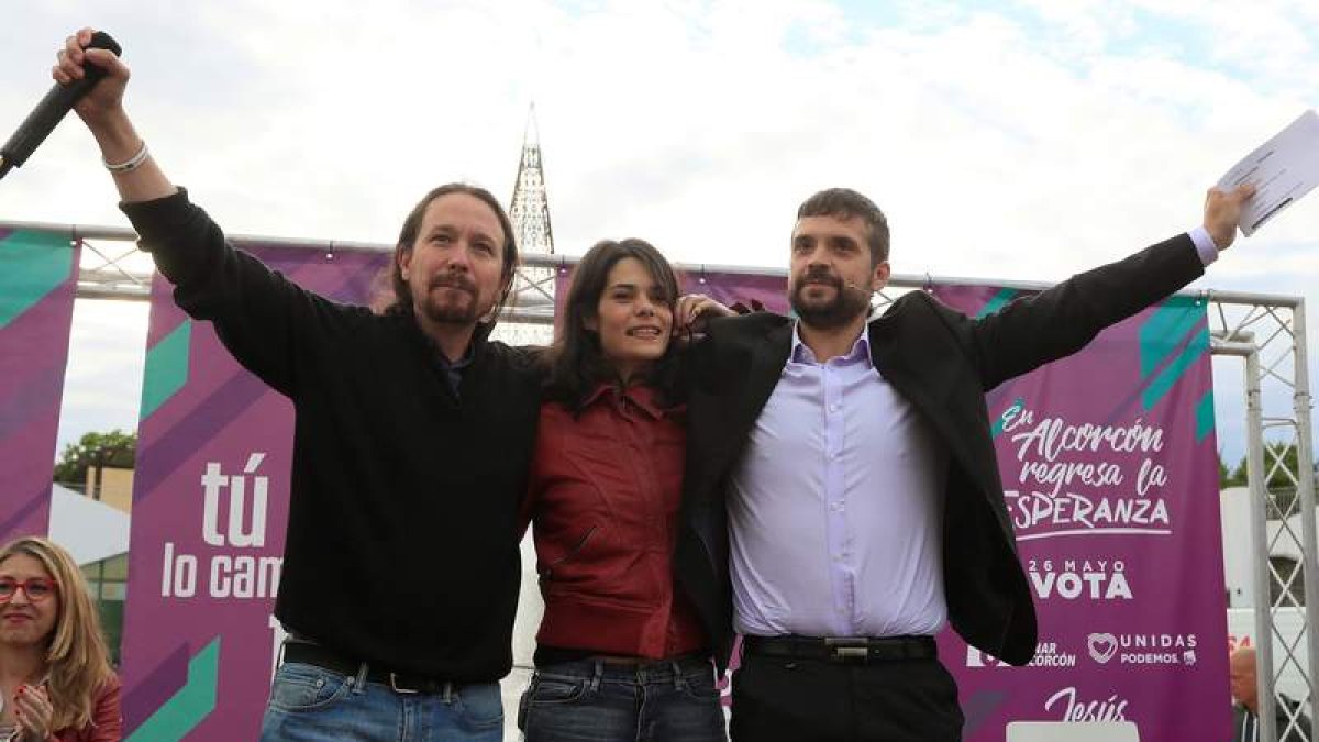 Pablo Iglesias con Isabel Serra. FERNANDO ALVARADO