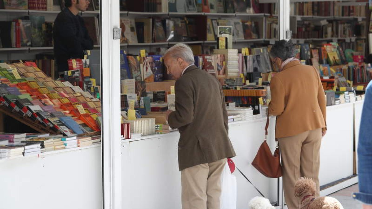La feria está abierta mañana y tarde con cuatro libreros. DE LA MATA