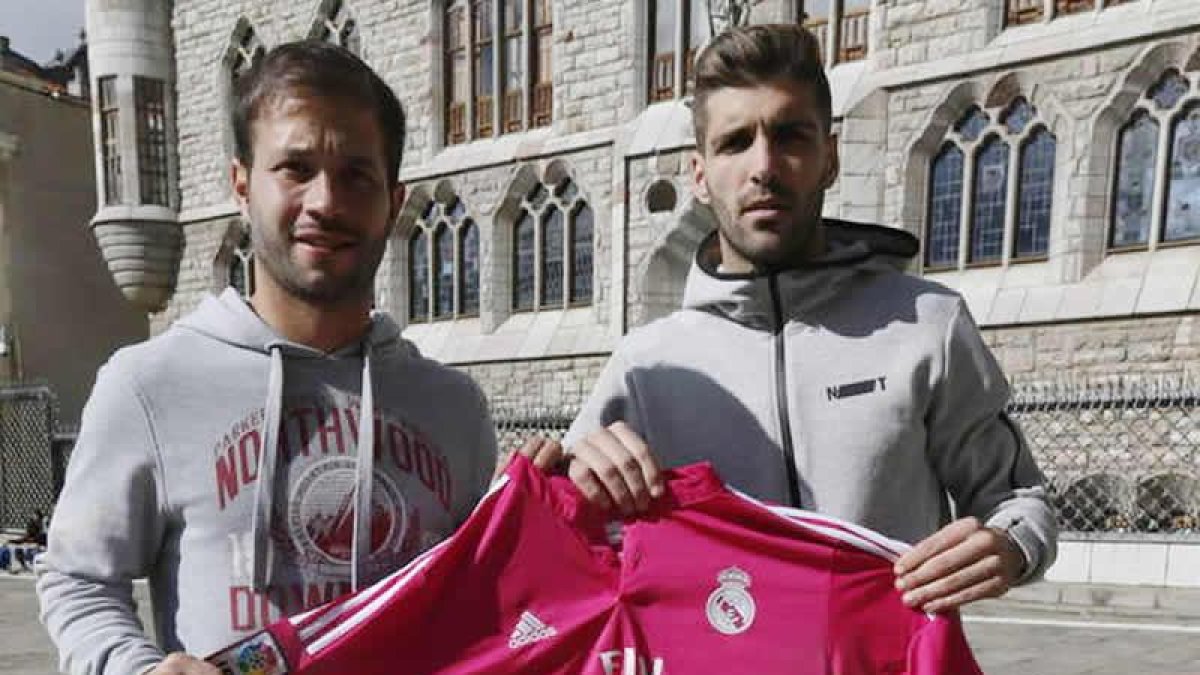 Con Botines al fondo, Antonio Martínez e Iván González sostienen la camiseta del Madrid.