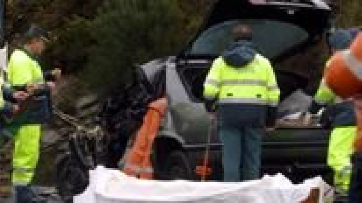 El choque del turismo y el camión tuvo lugar ayer en la N-634, en la localidad lucense de Begonte