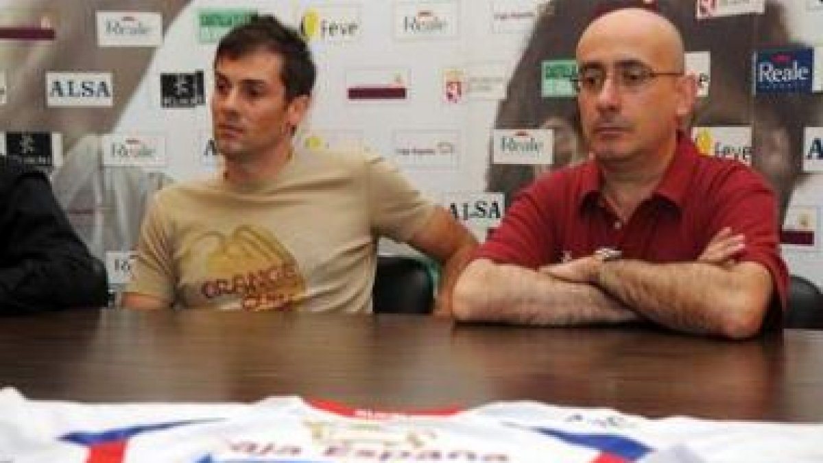 Dalibor Cutura en su presentación como jugador del Ademar, junto a Jordi Ribera.