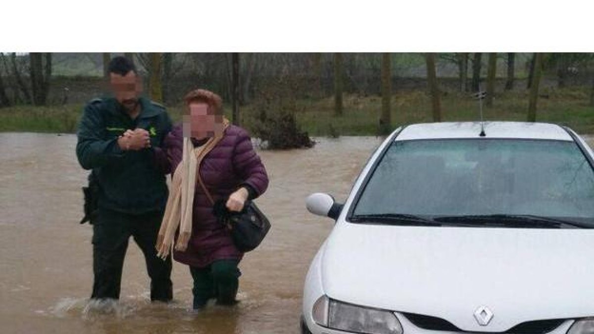 Rescate de una de las personas atrapadas por la crecida del Cea