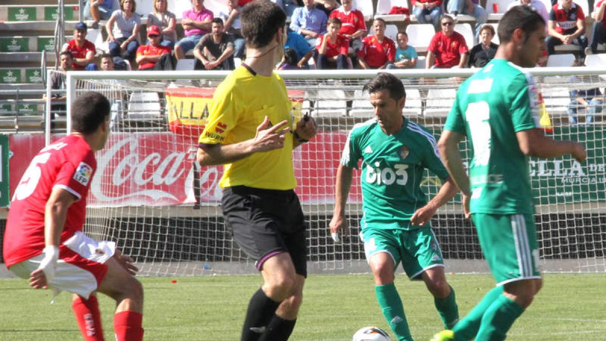 Jonathan Ruiz completó un buen partido en el centro del campo, esta vez acompañado por Isaías ante la baja de Juande por sanción.