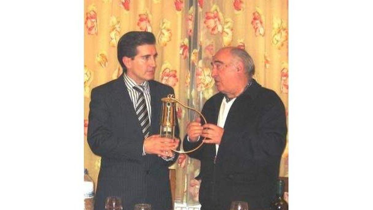 Fernando Bandera recibió de Viloria la lámpara minera.