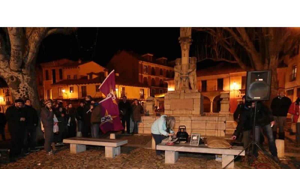 Un momento de la concentración celebrada por la noche en la Plaza del Grano.