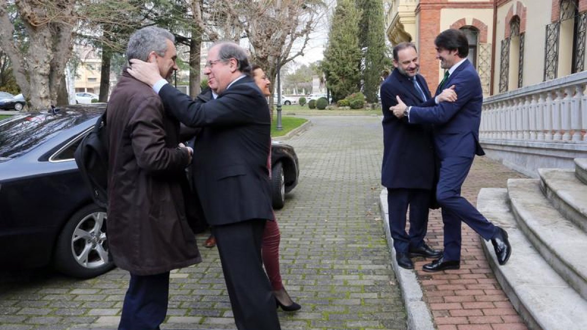 El presidente de la Junta de Castilla y León, Juan Vicente Herrera, saluda al secretario de Estado de Infraestructuras, Javier Izquierdo (I), antes de reunirse con el ministro de Fomento, José Luis Ábalos (2D)
