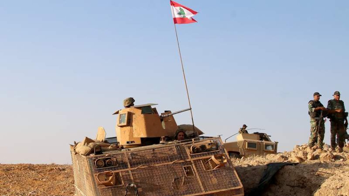 Soldados libaneses en un tanque durante una operación contra el grupo terrorista Daesh. STR
