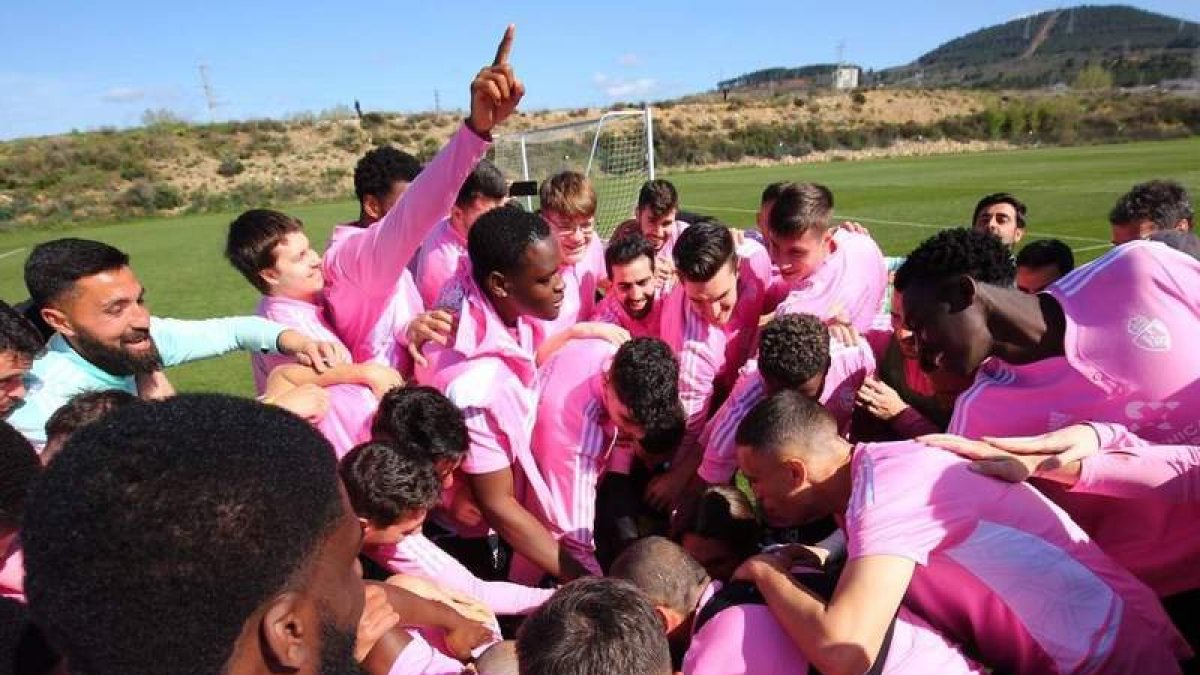 Deportiva y Ciudad se apoyaron y desearon suerte mutuamente ayer en el Anexo a El Toralín. SDP