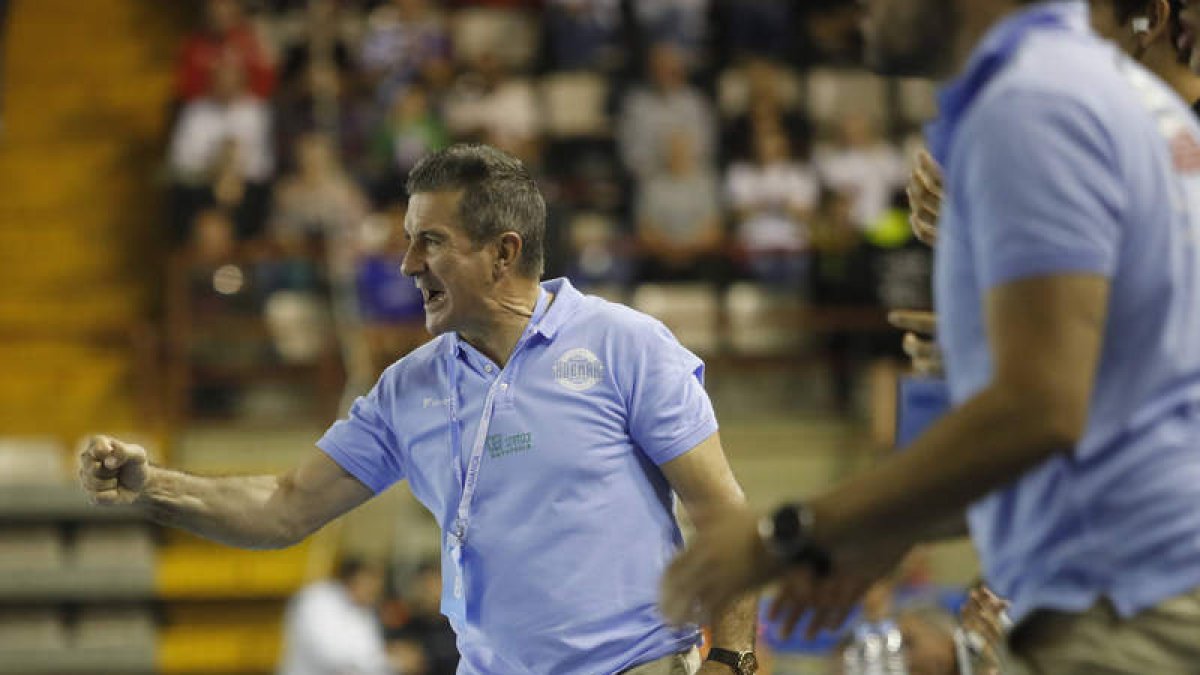Manolo Cadenas en un partido de la Copa EHF que disputó el Ademar este año.