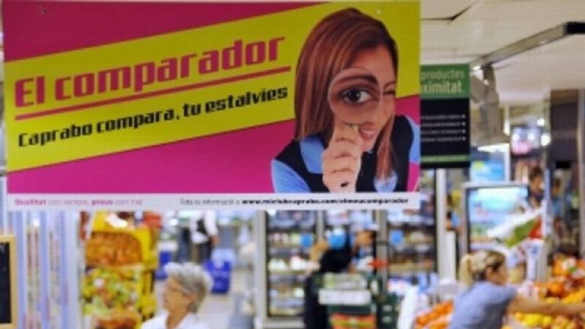 Un súper de Caprabo anuncia la iniciativa de El Comparador.