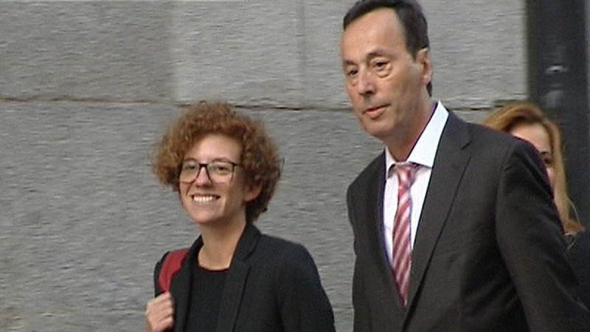 La edil de Guanyar Alicante, Marisol Moreno, en el exterior de la Audiencia Nacional.
