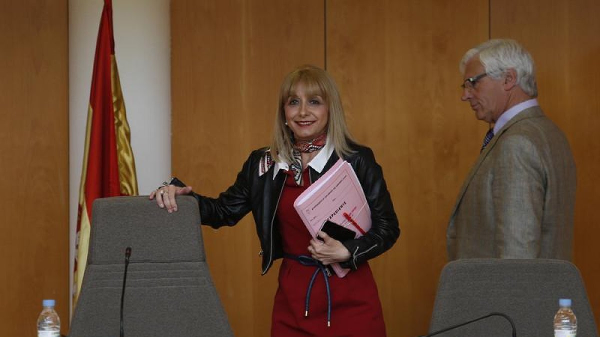 Maria Eugenia Gancedo junto a su mano derecha en un pleno. JESÚS F. SALVADORES