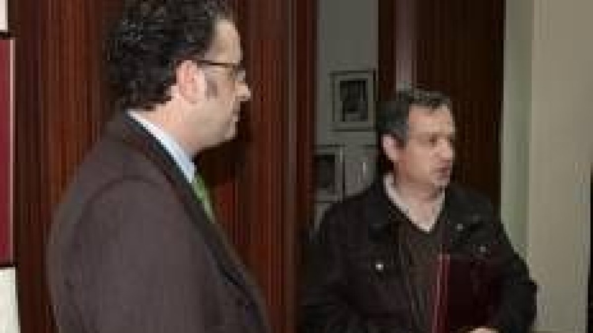 Javier Chamorro y Luis Arias, candidato de UPL al Congreso, charlan en una imagen de archivo