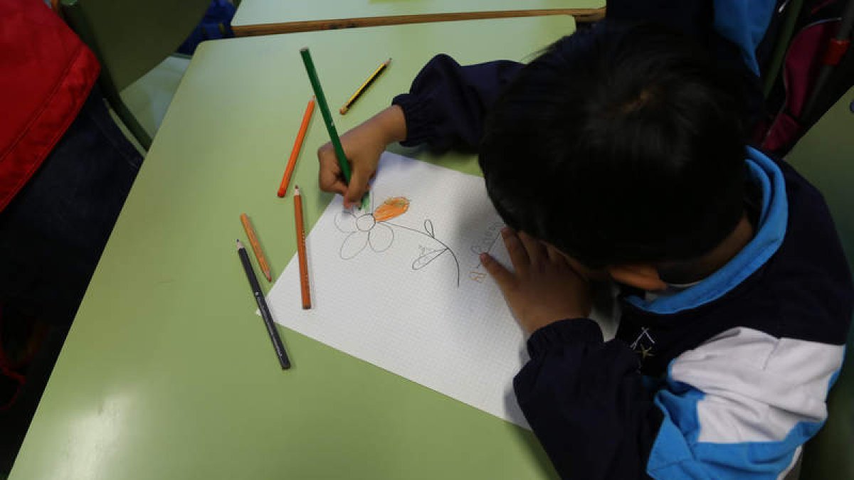 Un menor hace los deberes en Cruz Roja. SECUNDINO PÉREZ