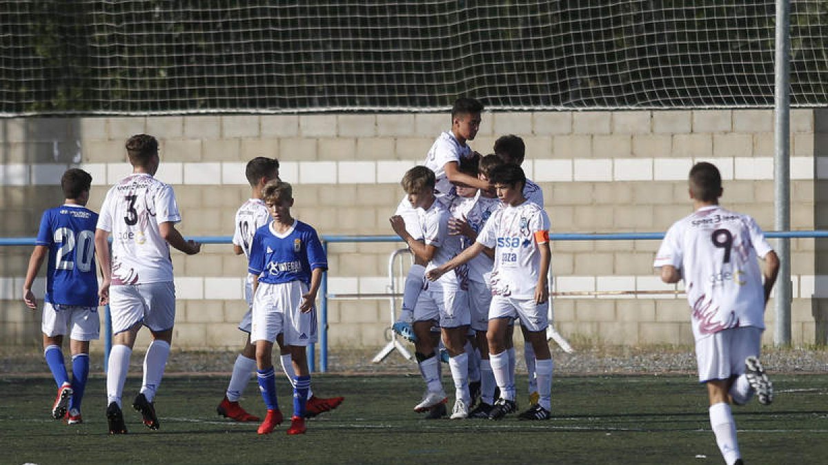 Los jugadores leoneses celebran uno de sus goles. FERNANDO OTERO